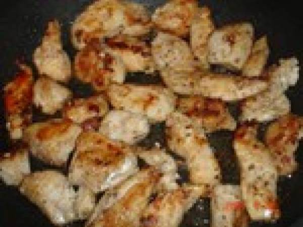 Dés de poulet aux légumes en sauce + riz - Préparation etape 1