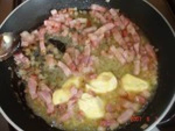 Salade de mâche aux lardons fumés, vinaigre de vin de framboises - Préparation etape 1