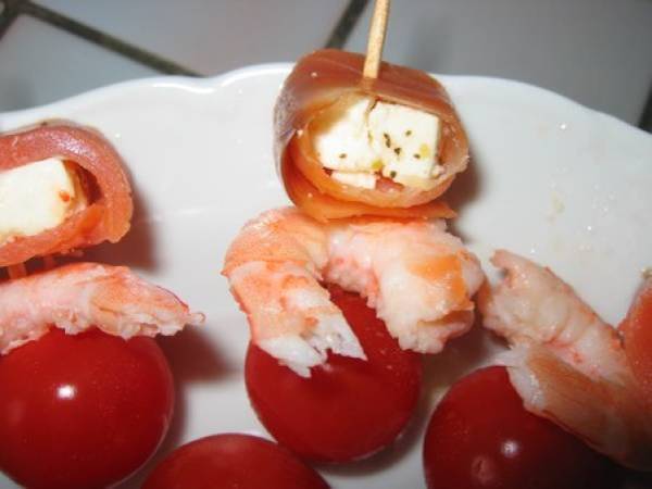 Piques apéritives de saumon, feta et crevettes - Préparation etape 2