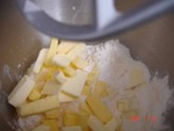 Tarte sablée aux fraises et à la crème de rhubarbe - Préparation etape 2