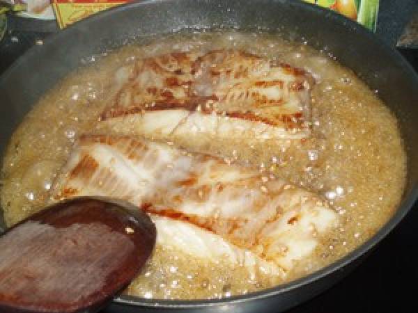 Pavé de perche laqué au miel et au sésame, sauce soja - Préparation etape 3