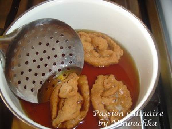 Chebbakia Marocaine : Roses de sable au miel et sésame (en étapes) - Préparation etape 7