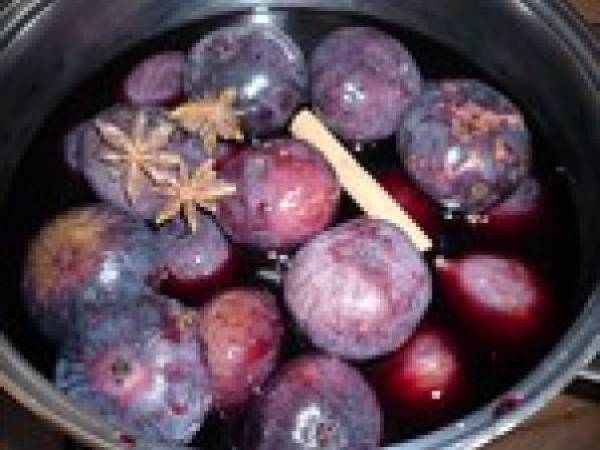 Figues confites au vin rouge et épices - Préparation etape 1