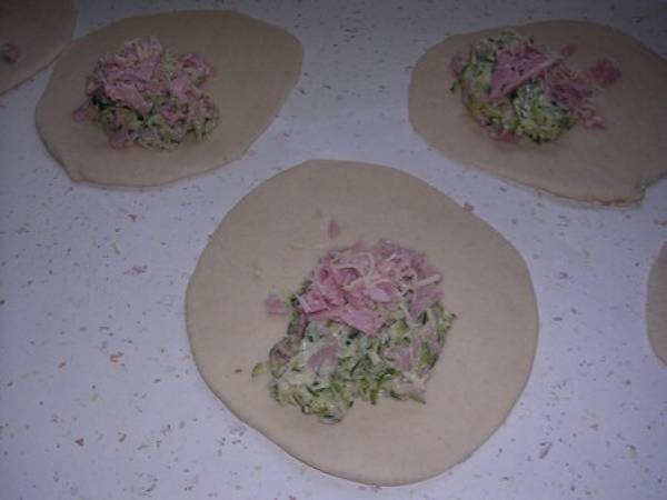 Petits chaussons tous ronds, tous bon ou l'art de recycler une pâte à pain râtée... - Préparation etape 4