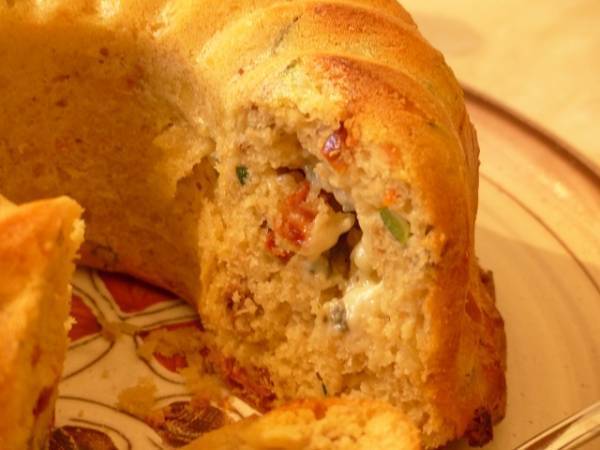 Cake salé aux tomates séchées et roquefort - Préparation etape 1