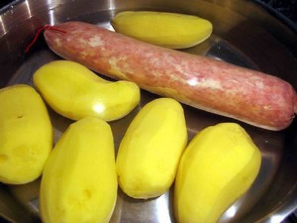 Lyonnaiserie : saucisson à cuire et pommes vapeur - Préparation etape 2