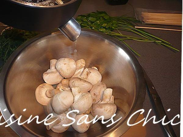 Brochettes de champignons de Paris à la plancha, aux herbes aromatiques de Provence. - Préparation etape 4