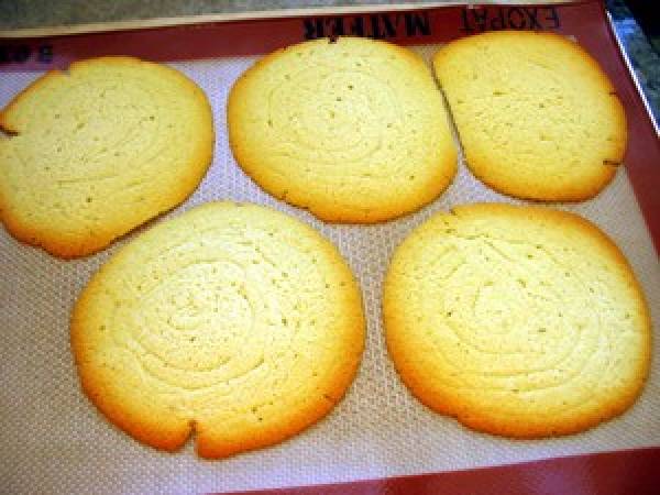 Sablés fins à la mangue, crème fouettée aux fruits de la passion - Préparation etape 4