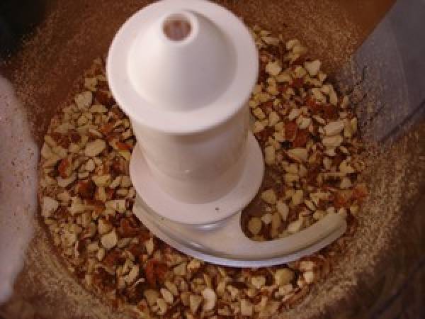 Fondant au chocolat blanc, framboises et amandes - Préparation etape 1