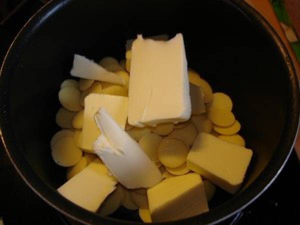 Fondant au chocolat blanc, framboises et amandes - Préparation etape 2