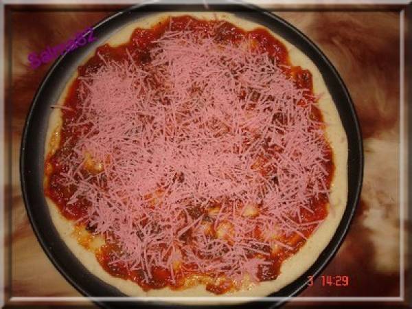 Pizza aux oeufs et saucisse fumé - Préparation etape 3