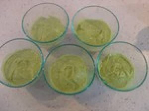 Verrines d'avocat au saumon et à la feta - Préparation etape 3