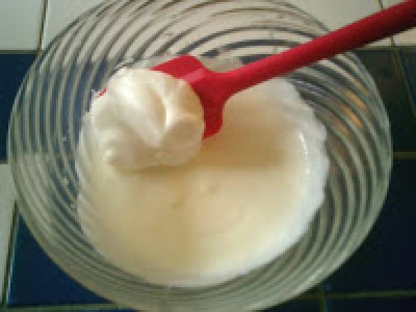 Mousse de yaourt sur lit de fraises et coulis de framboises. - Préparation etape 4