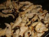 Etape 6 - Nouilles sautées au chou chinois, poulet et bâtonnets de carottes