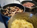 Etape 4 - Pommes de terre écrasées aux cèpes et... saucisses grillées!