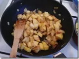 Etape 1 - Comme un gratin de chou fleur, pommes, oignon et poulet sauce curry en cocotte !!