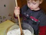 Etape 1 - Muffins à la framboise et au chocolat (cuisine enfant)