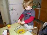 Etape 2 - Muffins à la framboise et au chocolat (cuisine enfant)