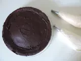 Etape 3 - Gâteau magique au chocolat, chantilly vanille et ricoré, framboises et groseilles rouges