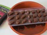 Etape 1 - Praline au chocolat noir fourrée de confiture de lait