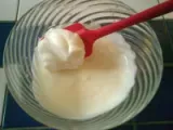 Etape 4 - Mousse de yaourt sur lit de fraises et coulis de framboises.