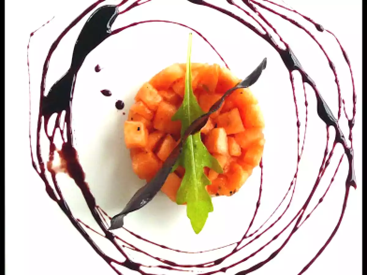 #1 - Tartare de Melon, Chips de Jambon, Roquette et Réduction de Porto rouge.