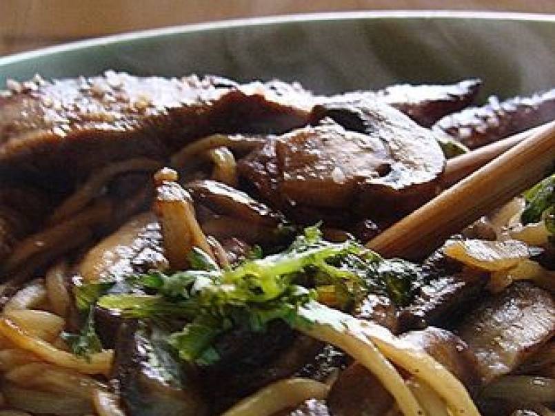 Aiguillettes de canard au miel et 5 épices & nouilles chinoises sautées aux champignons