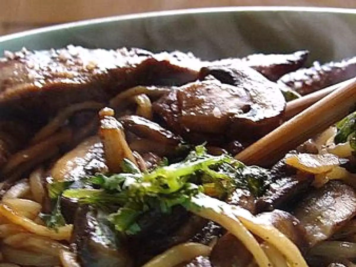 Aiguillettes de canard au miel et 5 épices & nouilles chinoises sautées aux champignons