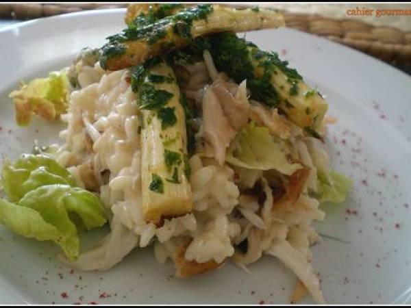 Aile de raie en risotto crémeux, fondue de feuille de chêne, asperges verte