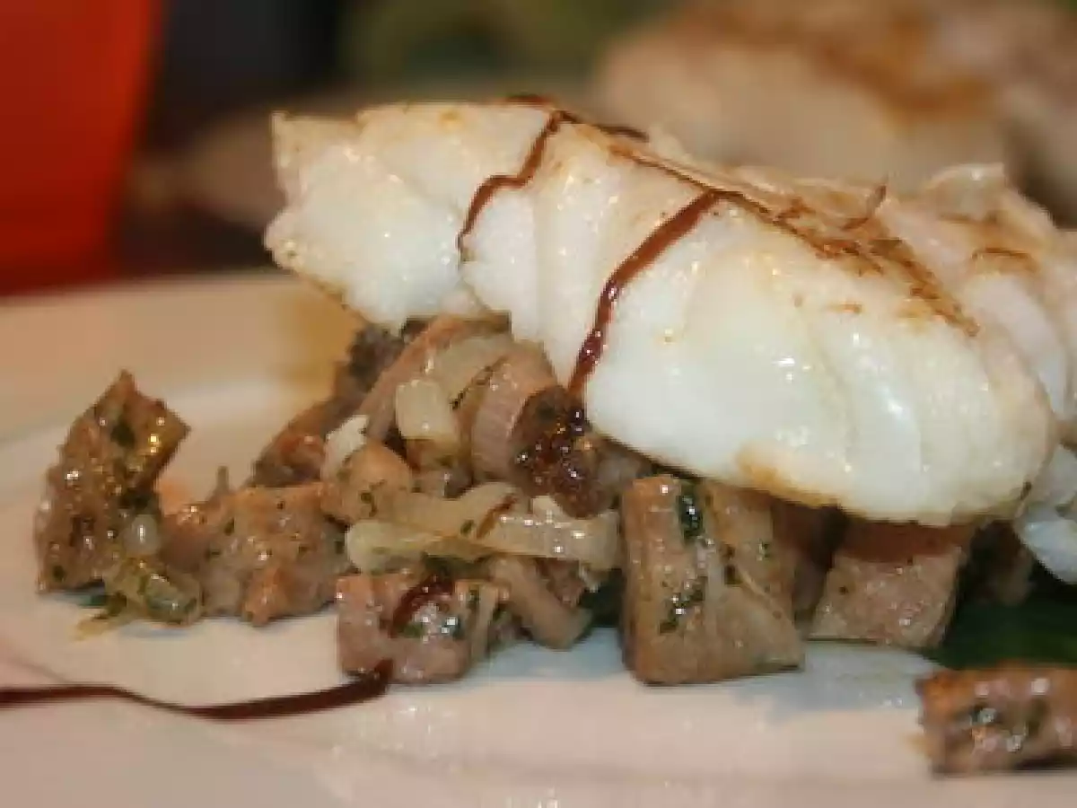 Alliance terre / mer: dos de cabillaud sur compotée d'andouille à l'oignon