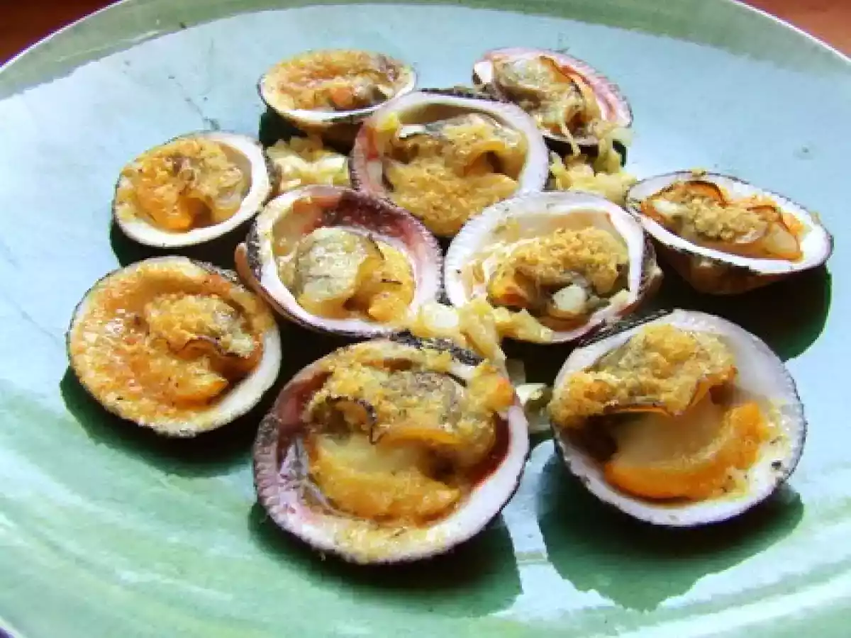 Amandes de mer gratinées à l'orange et au fenouil, émincée de poireau