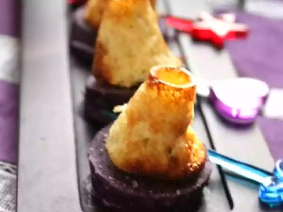 Amuse bouche coloré:duo de petites quiches et de pomme de terre vitelotte