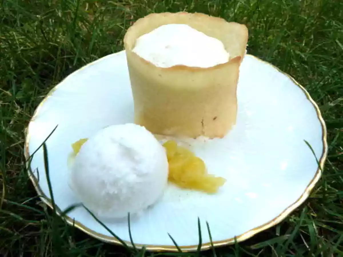 Ananas, compotée au Malibu et émulsion noix de coco.