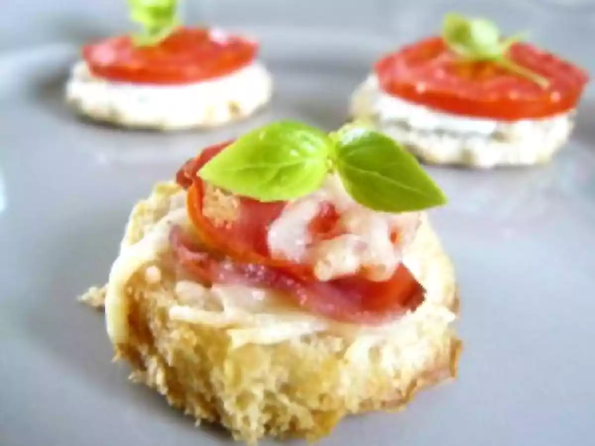 Apéritif, des idées d'amuse-bouche : croque jambon, tomate et gruyère