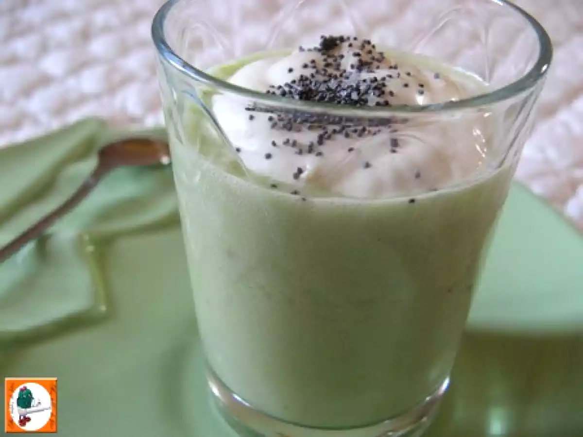 Apéritif dinatoire, velouté d'avocat glacé chantilly au curry