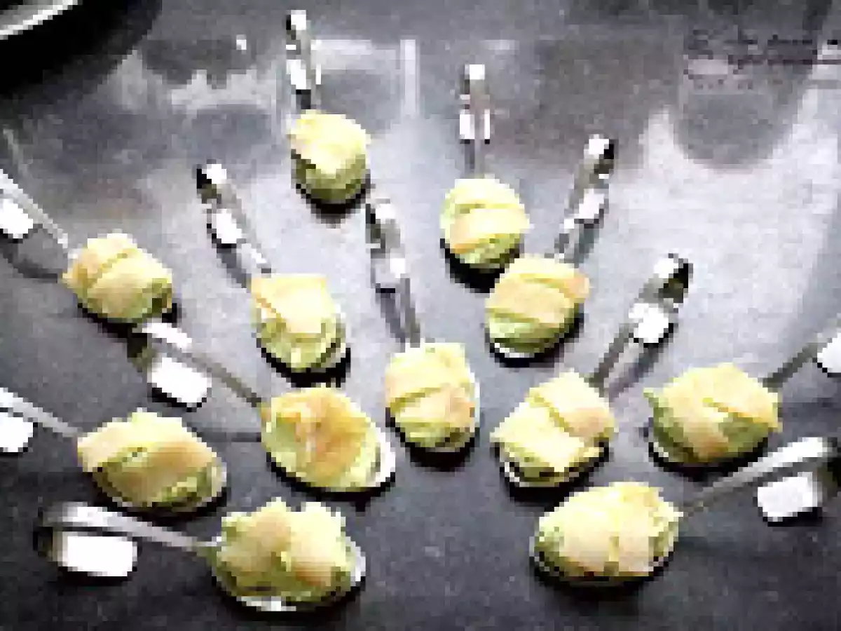 Apéro gourmand : Cuillères à l'avocat et à la truite fumée