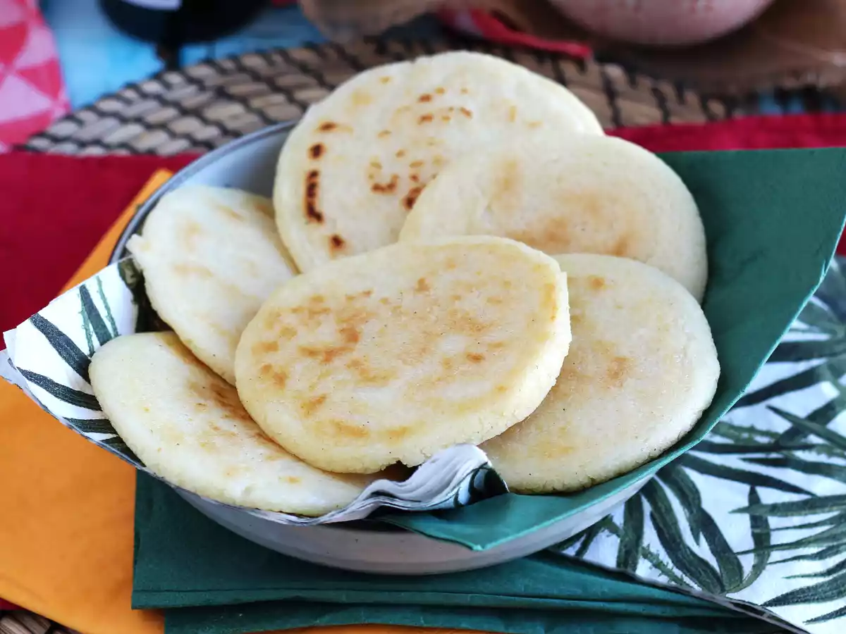 Arepas vénézueliens, petits pains sans gluten avec seulement 3 ingrédients