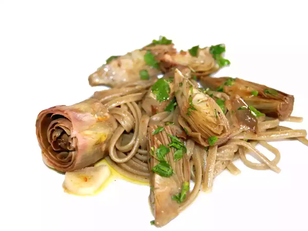 Artichauts sur pâtes au pesto.