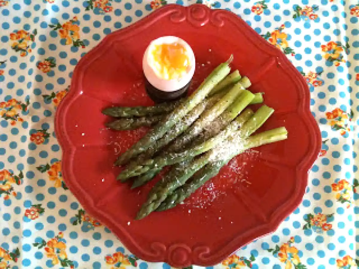 Asperges à l'huile d'olive, au citron et au parmesan