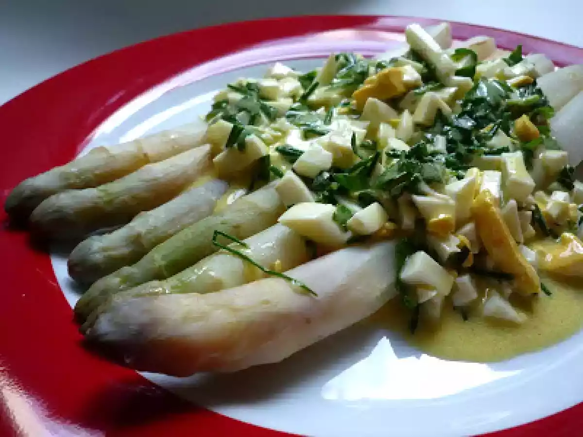 Asperges à la sauce Gribiche -Sauce mit Spargel