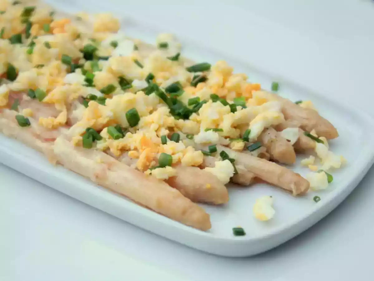 Asperges blanches à la crème, oeuf dur & ciboulette