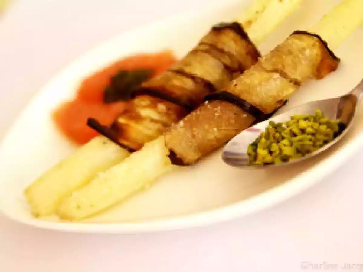 Asperges en robe d'aubergine, finesse et délicatesse