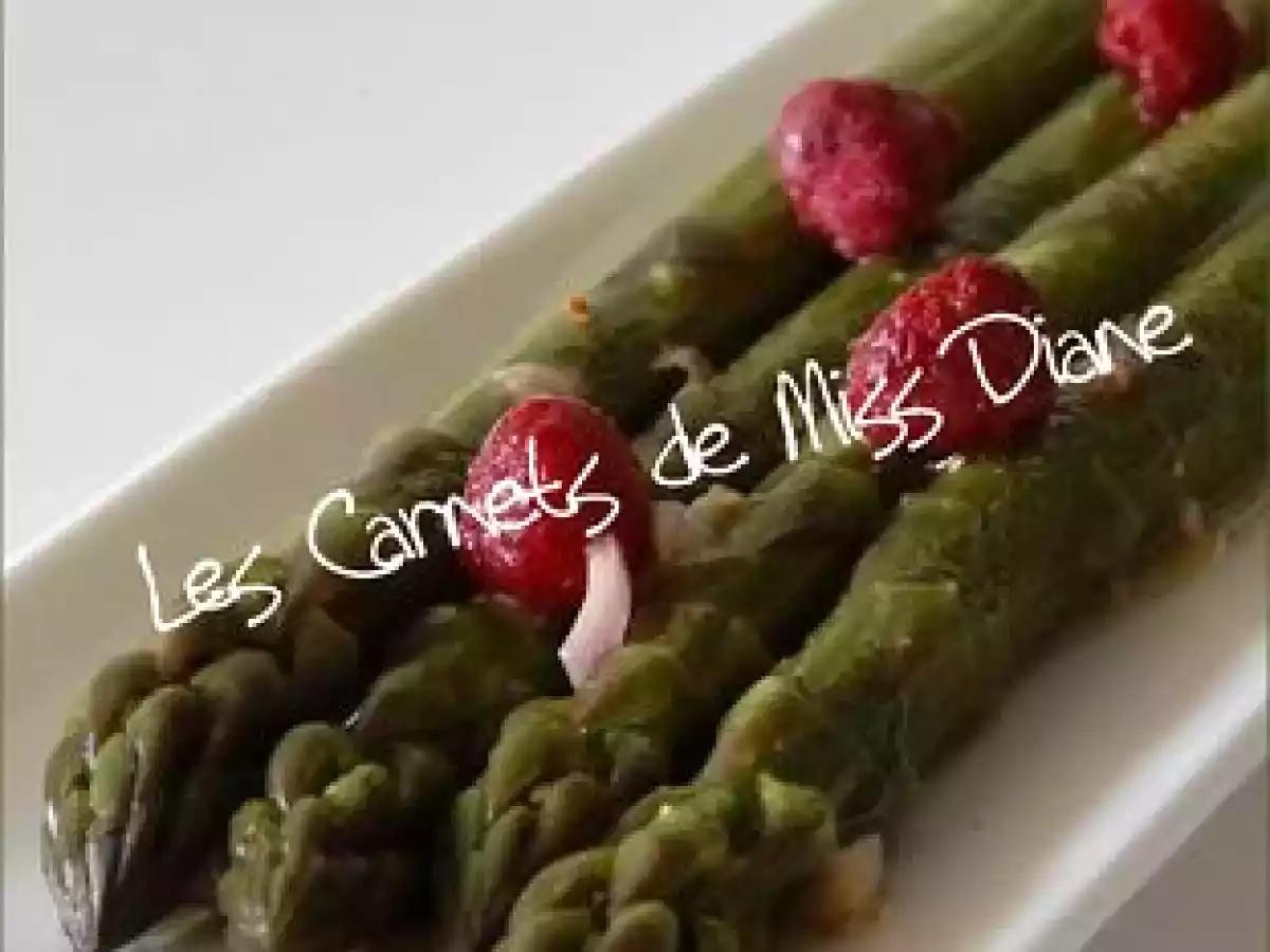 Asperges et framboises en vinaigrette au vinaigre de framboises...