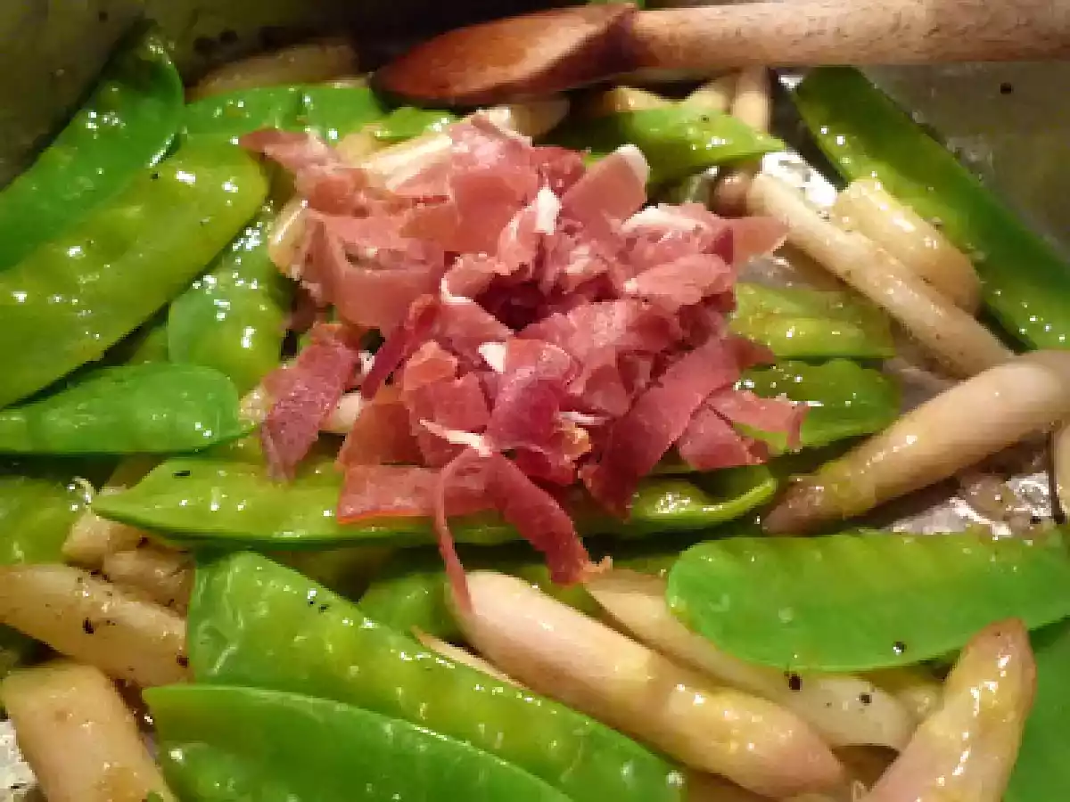 Asperges et mange-tout sautés à la Bayonne