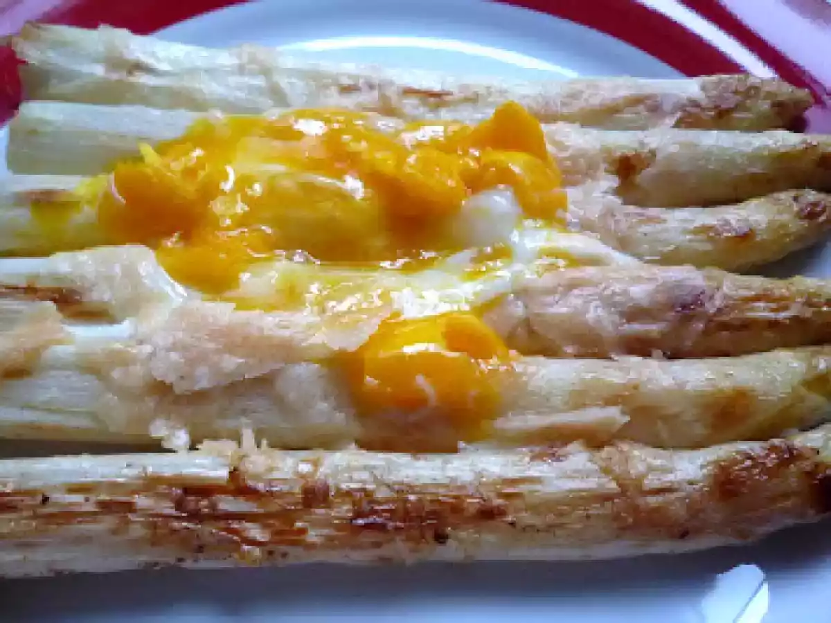 Asperges gratinées au Parmesan avec un oeuf....