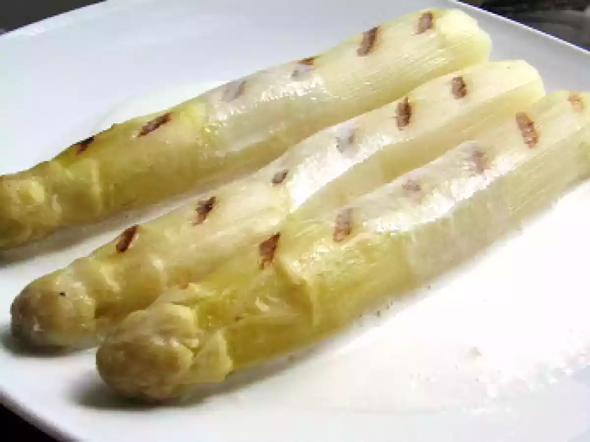 Asperges grillées avec espuma de Parmesan - Gegrillter Spargel mit Parmesan-Espuma - photo 2