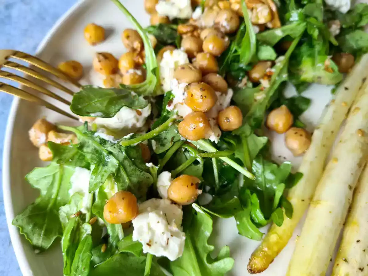 Asperges rôties au four, roquette et pois chiches