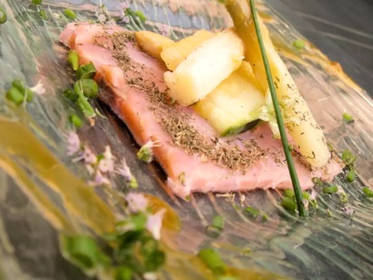Asperges sur saumon fumé parfumé à l'orange