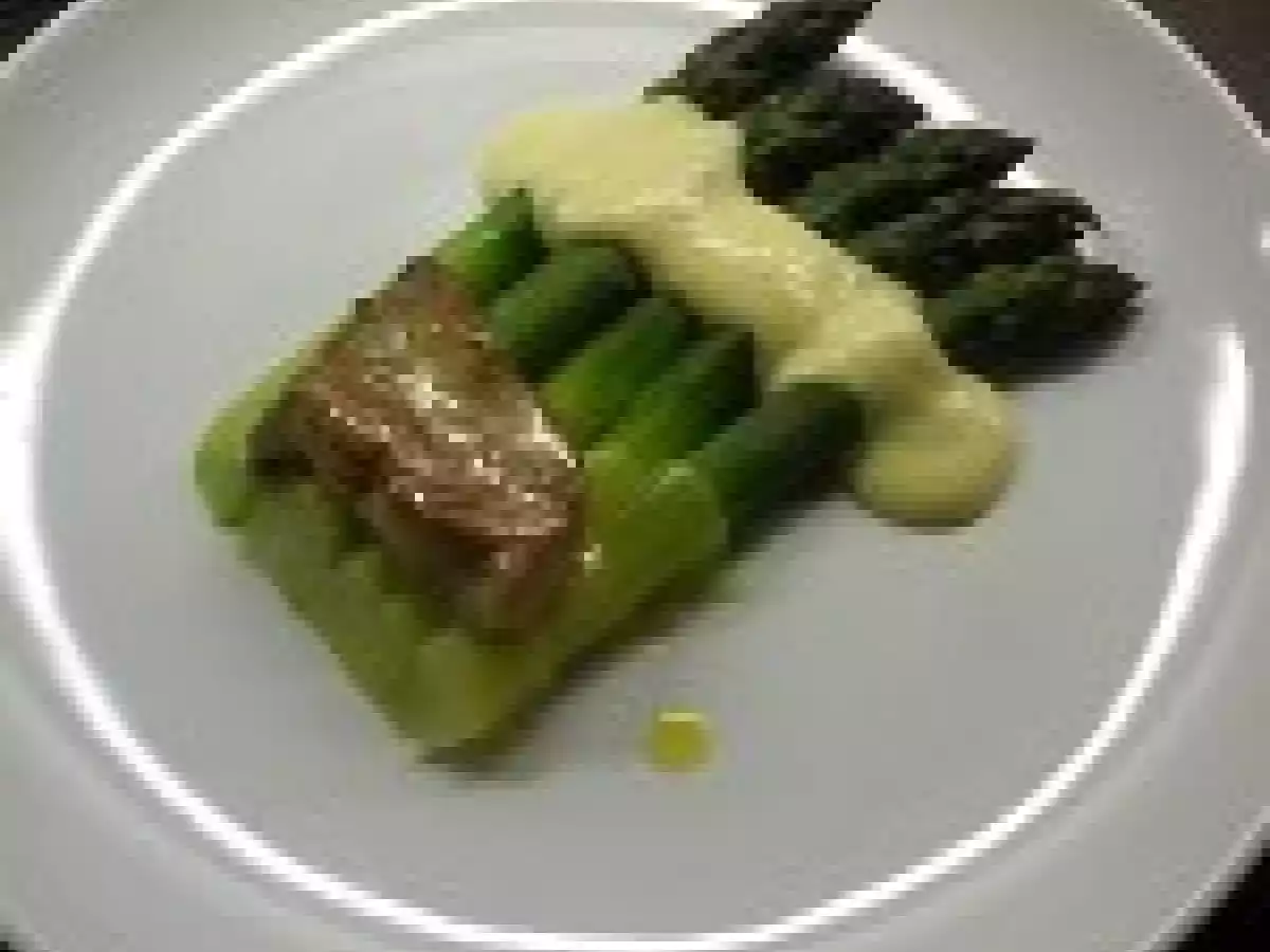 Asperges vertes, foie gras voilé au comté jeune, sabayon au vin jaune