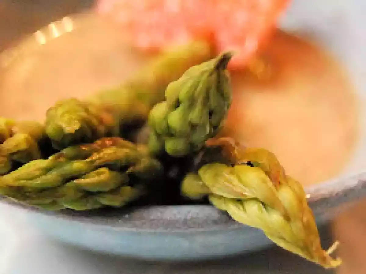 Asperges vertes, pamplemousse grillé et sauce à la tapenade